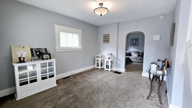 4336 Glenn Ave, Covington, KY 41015 - interior space featuring arched walkways and baseboards