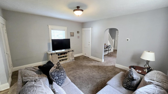 4336 Glenn Ave, Covington, KY 41015 - carpeted living room with arched walkways and baseboards