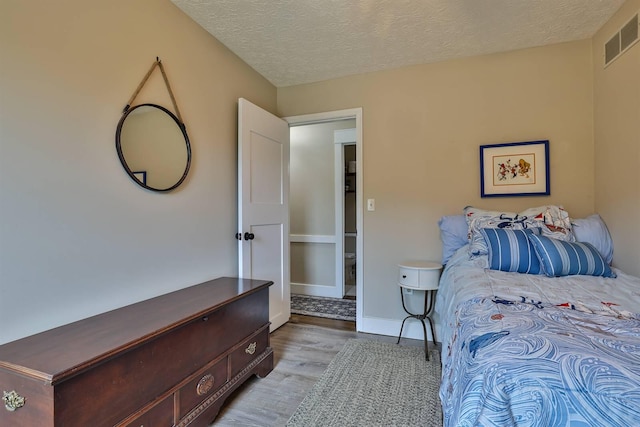 328 Creekwood Dr, Edgewood, KY 41017 - bedroom with light wood finished floors and a textured ceiling