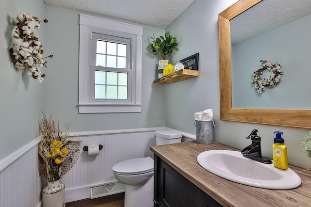 328 Creekwood Dr, Edgewood, KY 41017 - bathroom featuring a wainscoted wall, vanity, a textured ceiling, and wood finished floors