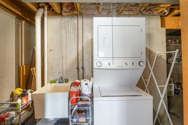 1006 Nob Hill Dr, Fort Thomas, KY 41075 - laundry area featuring estacked washer and dryer