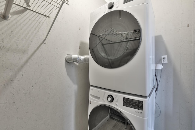 1508 Holman Ave, Covington, KY 41011 - laundry room featuring stacked washer and clothes dryer