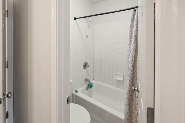 25 Regiment Ct, Wilder, KY 41076 - bathroom featuring shower / tub combo and toilet