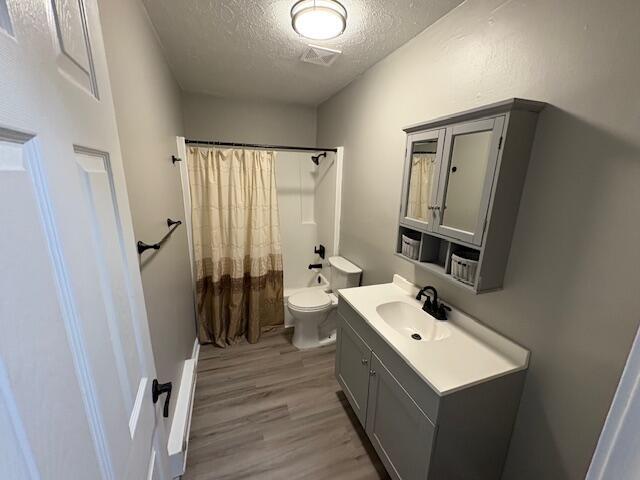 1022 Capitol Ave, Elsmere, KY 41018 - full bath with a textured ceiling, vanity, and wood finished floors