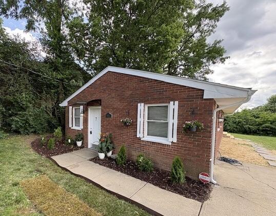 1022 Capitol Ave, Elsmere, KY 41018 - bungalow-style home featuring brick siding and a front yard