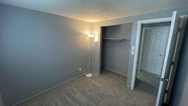 38 Carriage Hill Dr, Erlanger, KY 41018 - unfurnished bedroom featuring carpet, a textured ceiling, and a closet