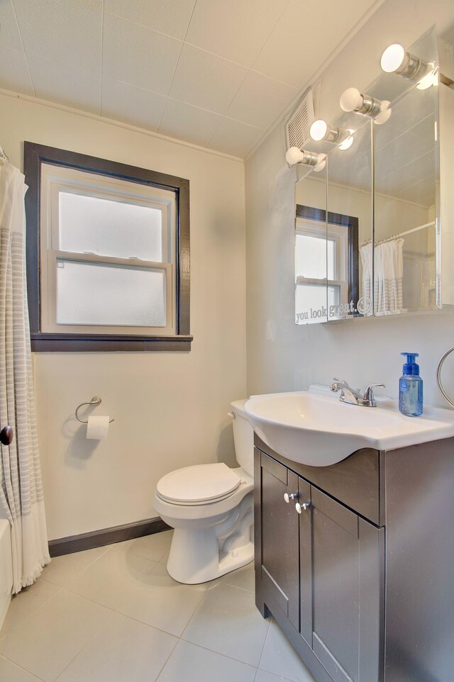 2 Doris Dr, Latonia, KY 41015 - full bath featuring plenty of natural light, vanity, and a shower with curtain