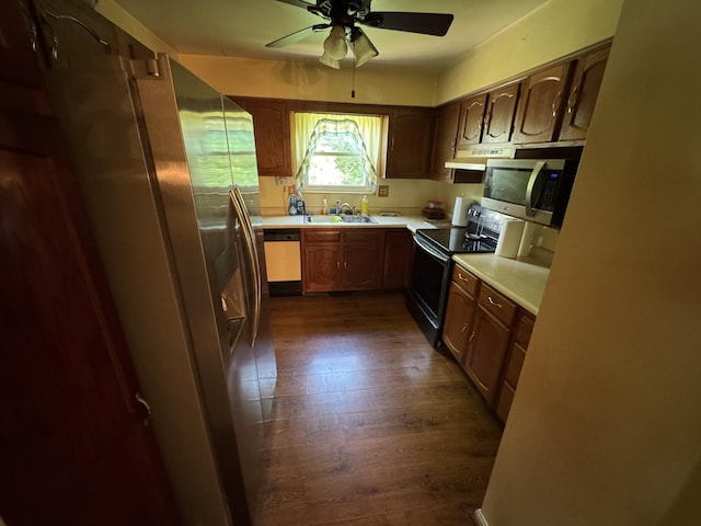 4120 Taylor Ct, Erlanger, KY 41018 - kitchen featuring stainless steel appliances, light countertops, a ceiling fan, dark wood-style floors, and under cabinet range hood
