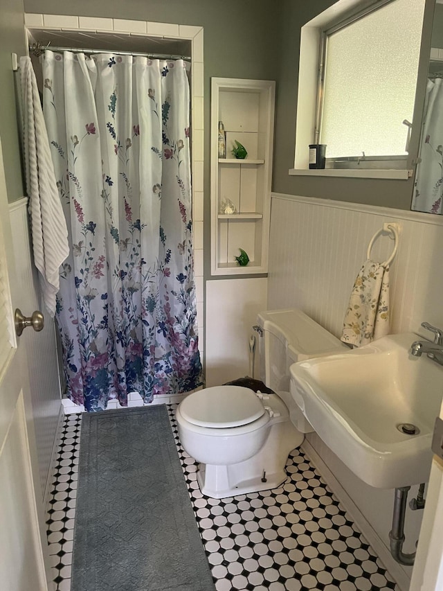 567 Rose Bourne Ln, Owenton, KY 40359 - full bath featuring a wainscoted wall, a shower with shower curtain, and tile patterned floors
