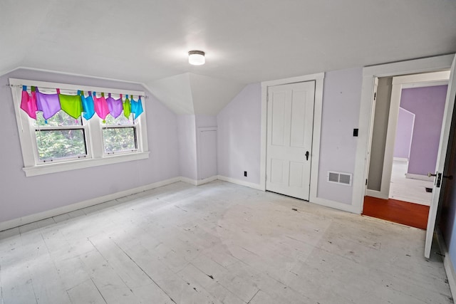 6 Hanover Pl, Fort Thomas, KY 41075 - bonus room with vaulted ceiling and baseboards