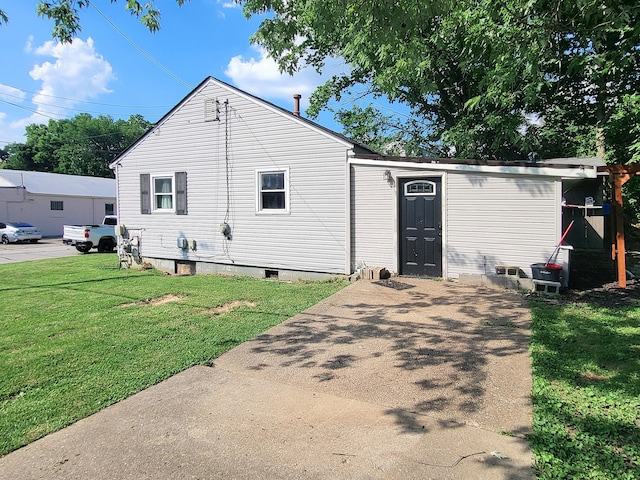 635 Willow St, Elsmere, KY 41018 - view of front facade featuring a front yard and crawl space