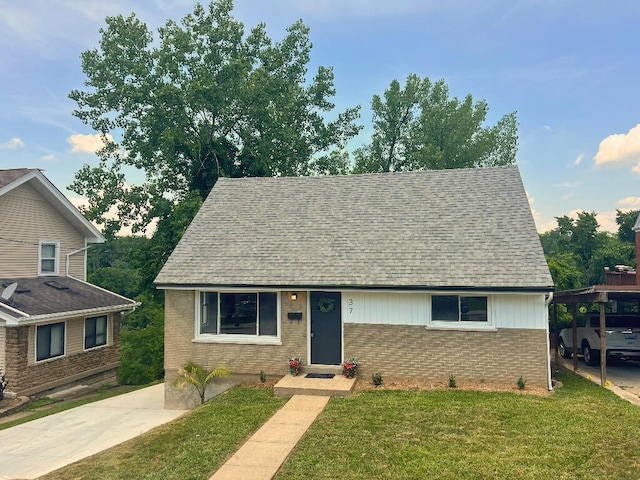 37 Fairfield Pl, Fort Thomas, KY 41075 - view of front of property featuring brick siding, a front yard, and roof with shingles