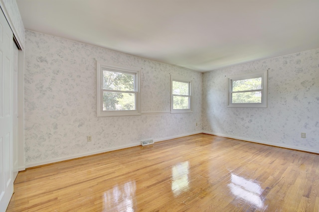 140 Williamsburg Dr, Fort Mitchell, KY 41017 - empty room with light wood-style floors and wallpapered walls