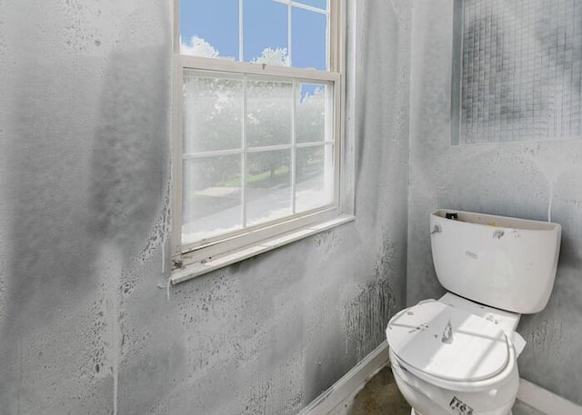 3310 Kingsburg Ct, Erlanger, KY 41018 - bathroom featuring toilet and baseboards