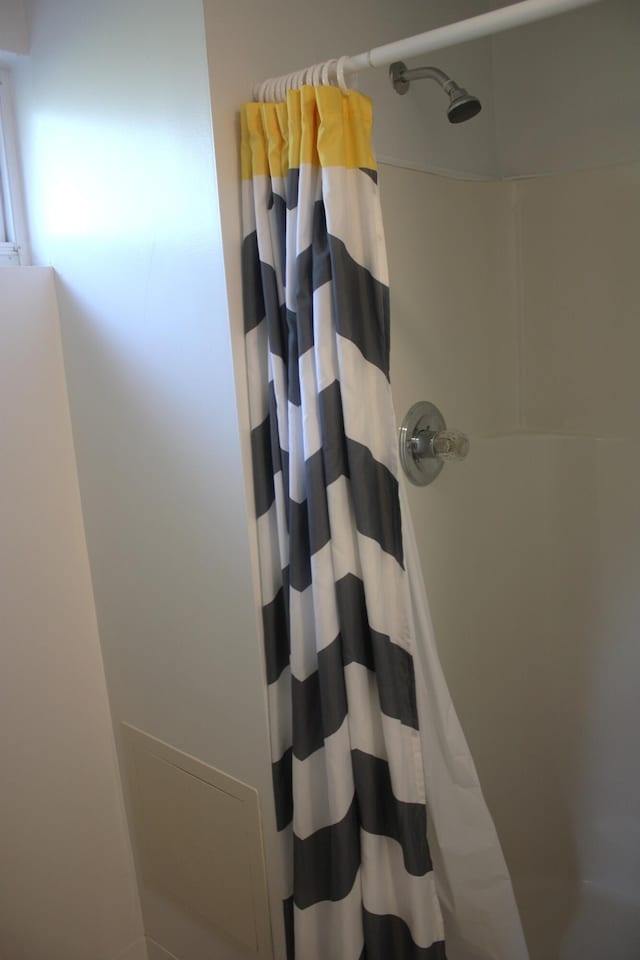 6065 Tosha Dr, Burlington, KY 41005 - bathroom featuring a shower with shower curtain