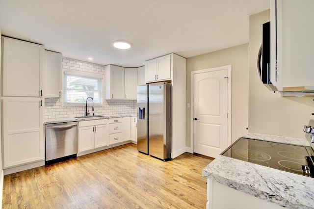 693 Peach Tree Ln, Erlanger, KY 41018 - kitchen with stainless steel appliances, light wood finished floors, white cabinetry, and decorative backsplash