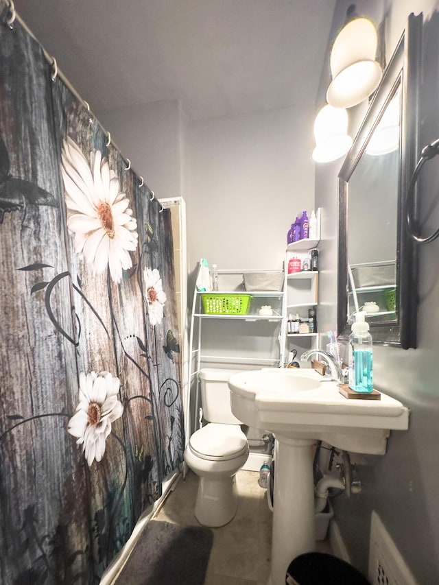 332 W 21st St, Covington, KY 41014 - bathroom featuring tile patterned flooring and a shower with curtain