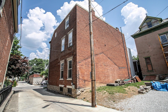 416 E 8th St, Newport, KY 41071 - view of home's exterior with brick siding