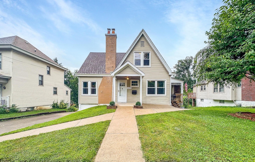 509 Hawthorne St, Covington, KY 41014 - bungalow-style home featuring a chimney and a front lawn