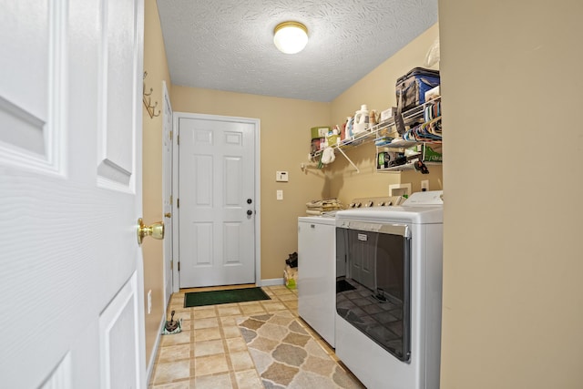 10302 Limerick Cir, Covington, KY 41015 - laundry area with washing machine and clothes dryer and a textured ceiling