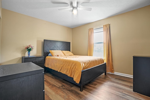 10302 Limerick Cir, Covington, KY 41015 - bedroom featuring wood finished floors and a ceiling fan