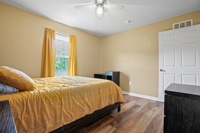 10302 Limerick Cir, Covington, KY 41015 - bedroom with wood finished floors, a ceiling fan, and a textured ceiling