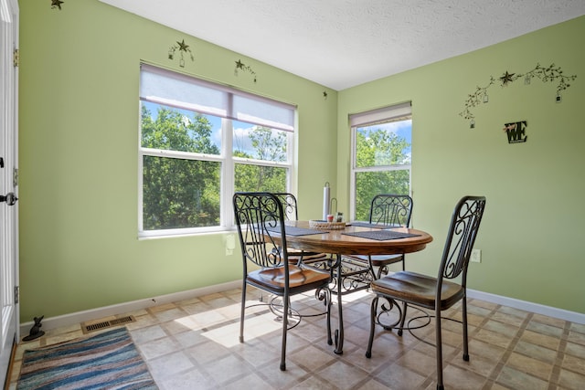 10302 Limerick Cir, Covington, KY 41015 - dining space with a textured ceiling and baseboards