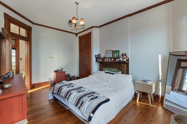411 E 10th St, Newport, KY 41071 - bedroom featuring hardwood / wood-style flooring, crown molding, a chandelier, multiple windows, and a closet