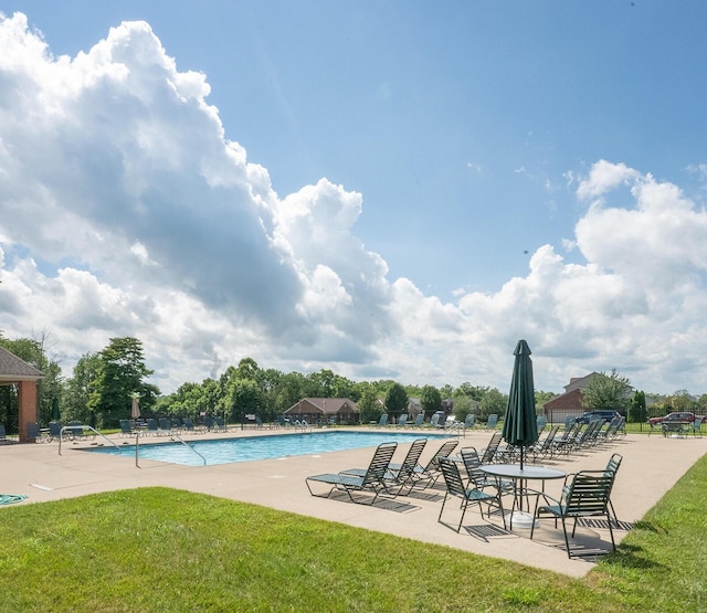 1155 Breckenridge Ln, Hebron, KY 41048 - community pool with a patio area