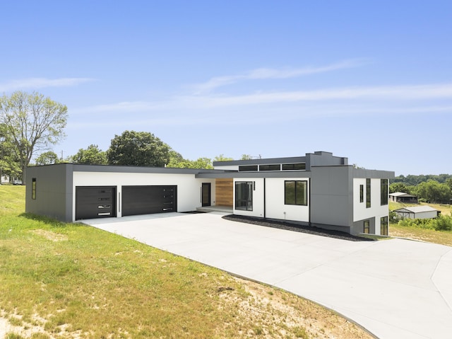 5090 Bella Vista Dr, Cold Spring, KY 41076 - contemporary house with driveway, an attached garage, stucco siding, and a front lawn
