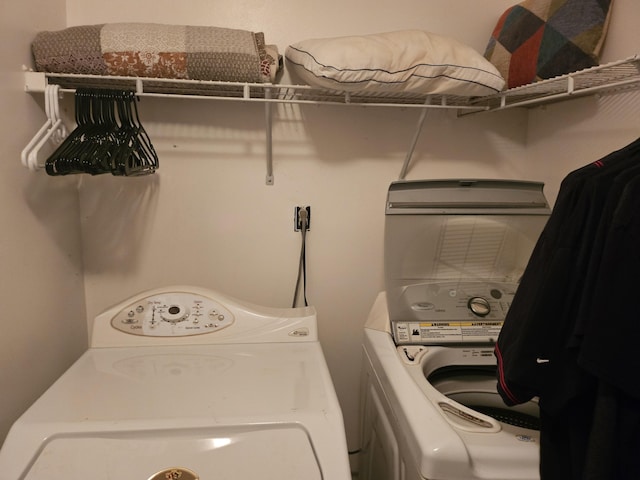 2454 Horton St, Crescent Springs, KY 41017 - laundry area featuring independent washer and dryer