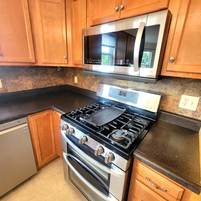 4467 Hackberry Ct, Burlington, KY 41005 - kitchen featuring stainless steel appliances, dark countertops, tasteful backsplash, and brown cabinetry
