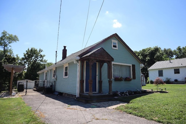713 Ferncliffe Ave, Crescent Springs, KY 41017 - bungalow-style home featuring a front lawn and a chimney