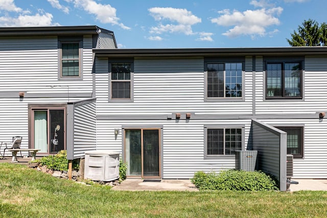 2646 Bryan Station Ln, Crestview Hills, KY 41017 - back of property with a lawn