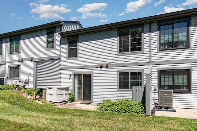 2646 Bryan Station Ln, Crestview Hills, KY 41017 - rear view of property featuring a yard