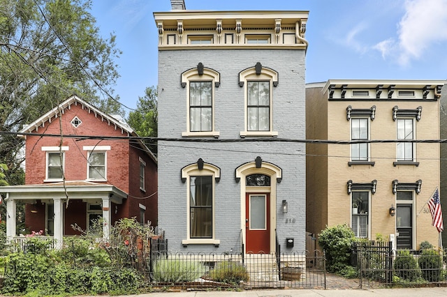 310 W Robbins St, Covington, KY 41011 - italianate-style house with brick siding and a fenced front yard