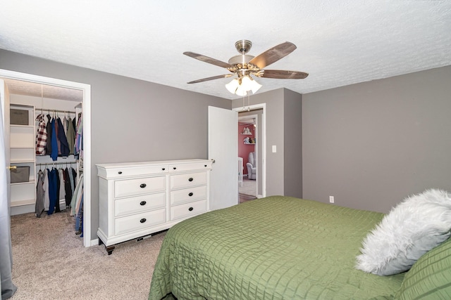 30 Valeside Dr, Covington, KY 41017 - bedroom with light carpet, a walk in closet, and ceiling fan