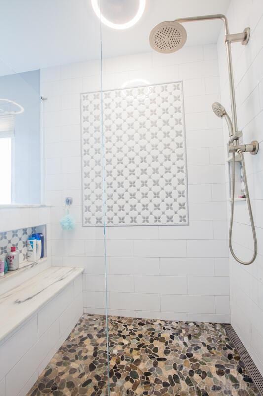 800 Buck Ct, Erlanger, KY 41018 - bathroom featuring a tile shower and stone finish flooring