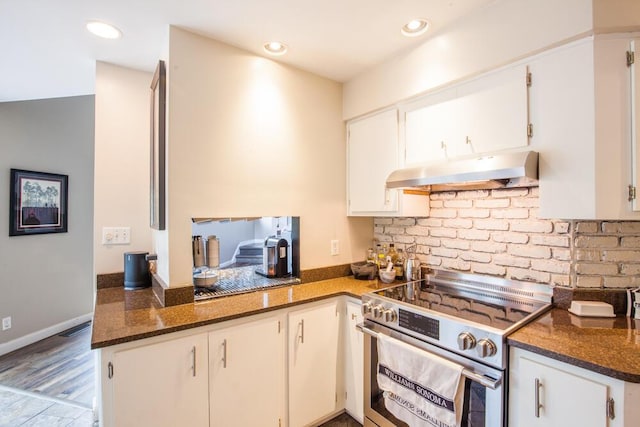 108 Regency Ct, Highland Heights, KY 41076 - kitchen featuring stainless steel range with electric stovetop, under cabinet range hood, backsplash, white cabinetry, and recessed lighting
