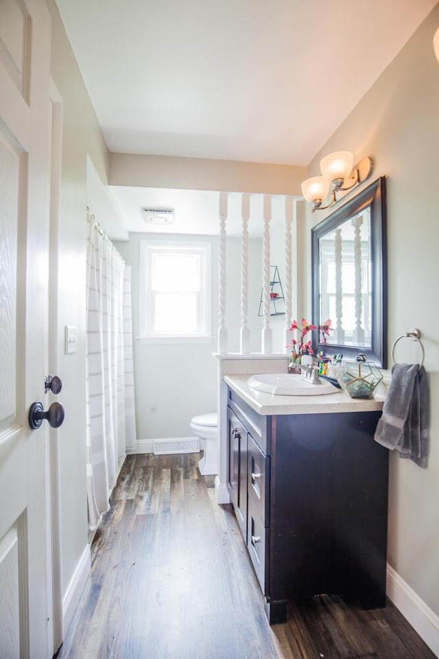 108 Regency Ct, Highland Heights, KY 41076 - full bath with wood finished floors, vanity, a shower with curtain, and a chandelier