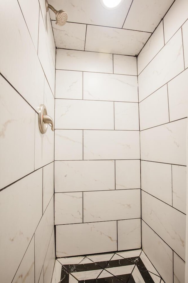 108 Regency Ct, Highland Heights, KY 41076 - bathroom with tiled shower