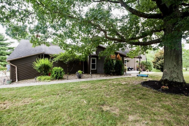 108 Regency Ct, Highland Heights, KY 41076 - view of front facade with a front yard and a shingled roof