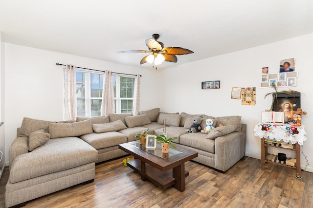 1539 Raintree Ct, Elsmere, KY 41018 - living area with wood finished floors and a ceiling fan