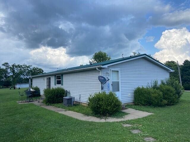 2060 Augusta Minerva Rd, Augusta, KY 41002 - view of side of property with a yard