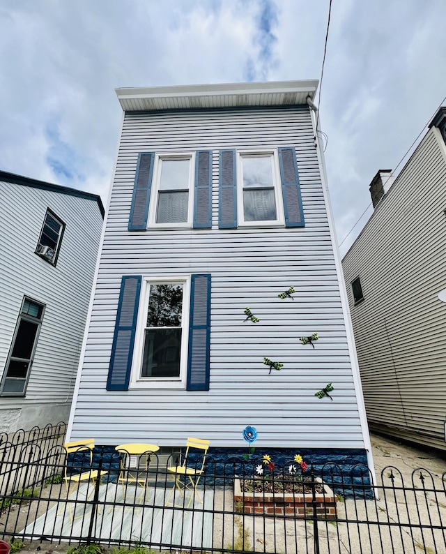 626 W 12th St, Covington, KY 41011 - view of home's exterior with a fenced front yard