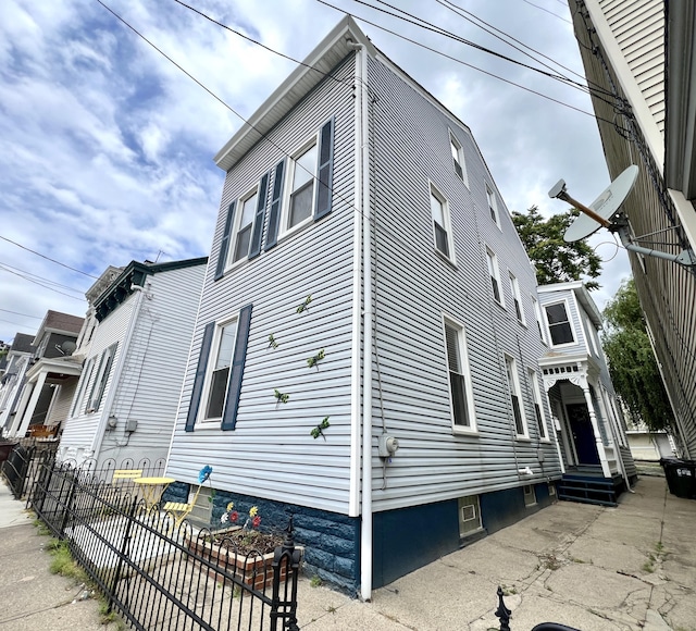 626 W 12th St, Covington, KY 41011 - view of side of property with entry steps