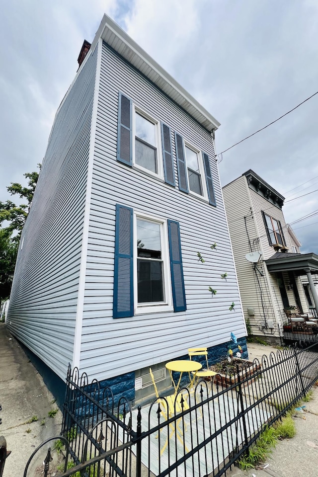 626 W 12th St, Covington, KY 41011 - view of front facade featuring a chimney