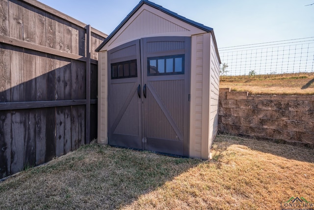 view of outdoor structure featuring a yard