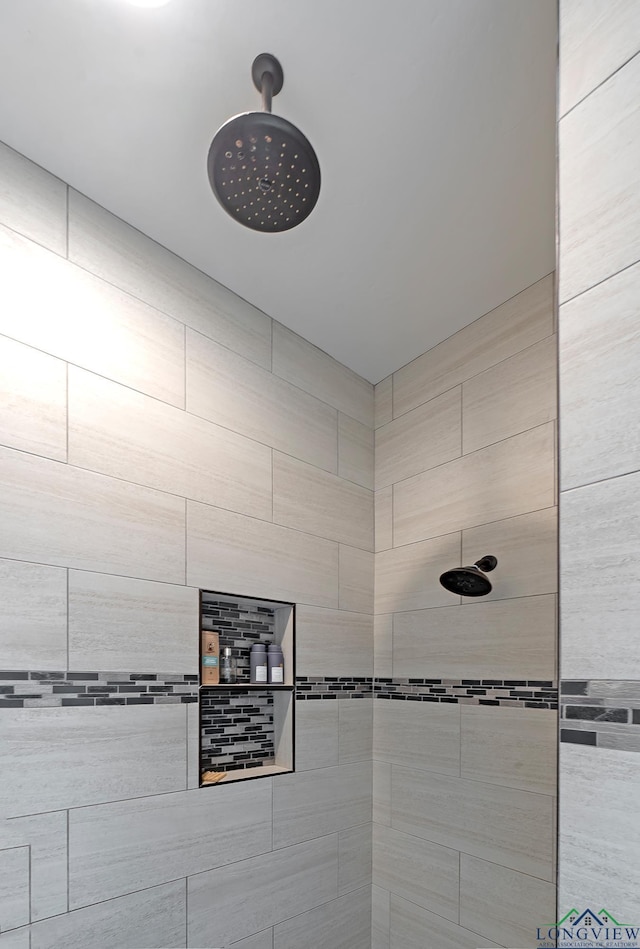 details featuring tiled shower