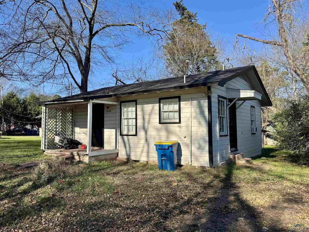 exterior space featuring a front yard